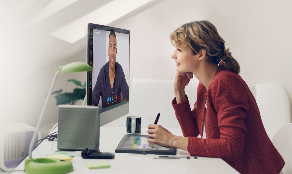 doctor talking to a patient on the screen